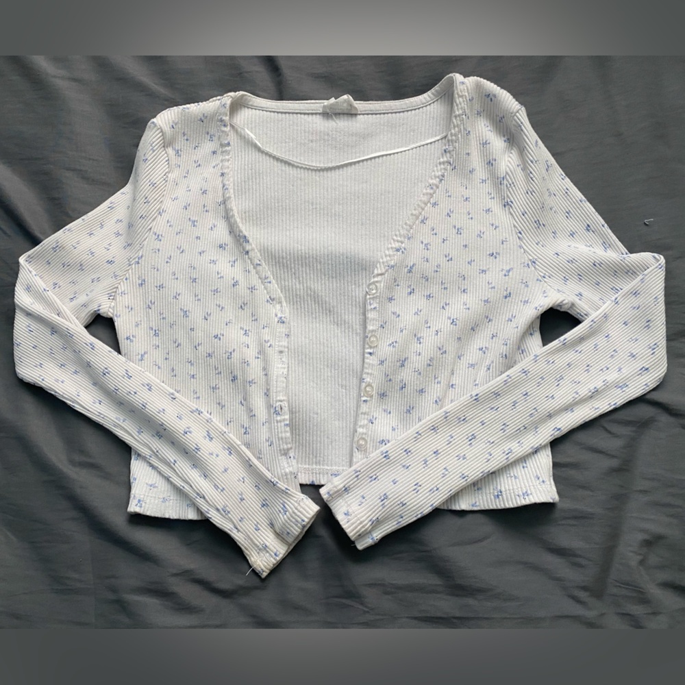 ditsy white summer shrug with small blue flowers!